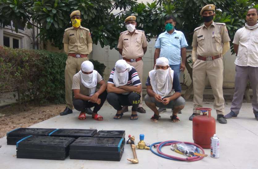 एटीएम मशीन काटने वाले तीन बदमाश गिरफ्तार एटीएम मशीन काटने वाले तीन बदमाश गिरफ्तार