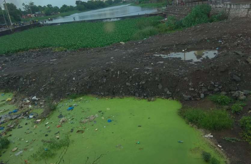 भिवंडी. शहर की सीमा से सटी कामवारी नदी भिवंडी की इकलौती कामवारी नदी की नहीं हुई सफाई, फिर डूबेगा शहर