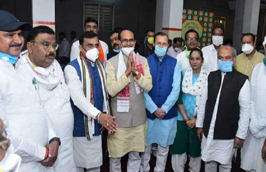 राज्यसभा चुनाव में मतदान के दौरान बीजेपी नेता