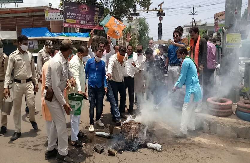 पूर्व सीएम कमलनाथ का पुतला जलाते भाजपा कार्यकर्ता भारत-चीन सीमा विवादः BJP का कांग्रेस पर हमला तेज, जलाया पूर्व CM कमलनाथ का पुतला