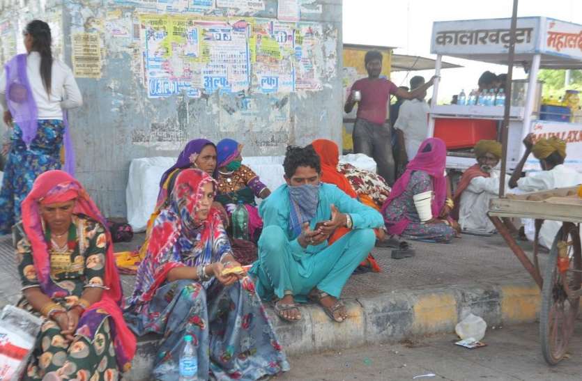 महंगा पड़ रहा हाथ मिलाना और गले लगाना महंगा पड़ रहा हाथ मिलाना और गले लगाना