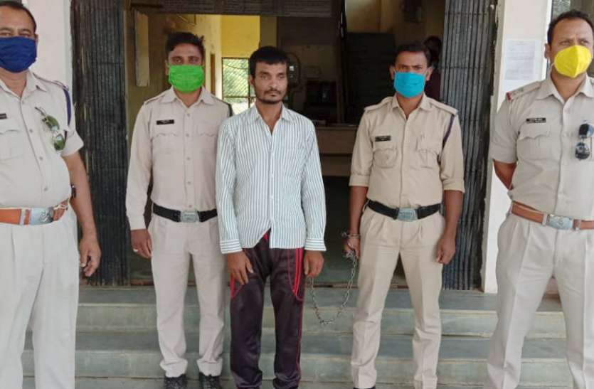 आत्महत्या बताने शव को पेड़ से लटकाया खुलासा : जमीन नहीं देने पर बेटे ने की थी पिता की हत्या