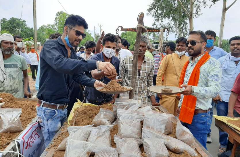 तराजू से तौलकर पैकेटों में बेची रेत महंगी रेत पर भाजपाईयों का अनूठा प्रदर्शन, तराजू से तौलकर पैकेटों में बेची रेत