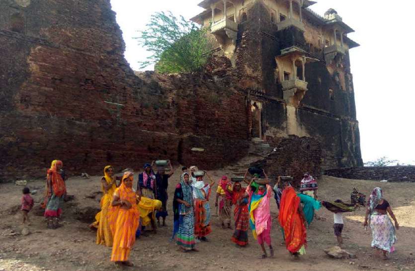 नरेगा श्रमिकों ने चमकाया गढ़ पैलेस नरेगा श्रमिकों ने चमकाया गढ़ पैलेस