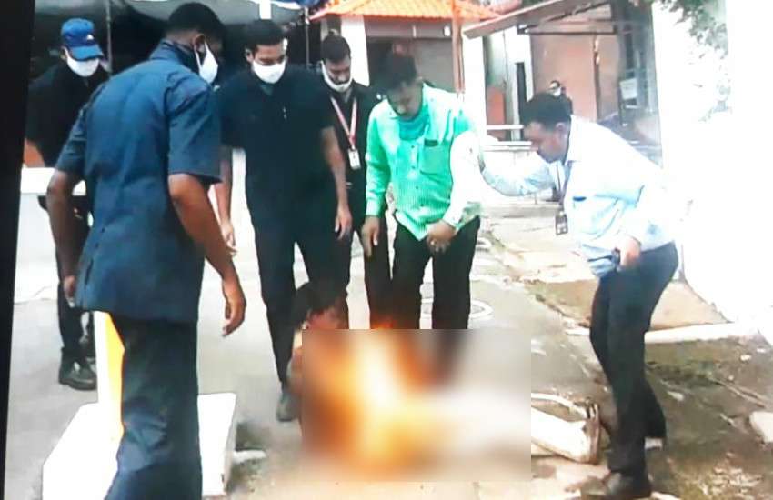 बेरोजगारी से तंग आकर युवक ने CM हाउस के सामने की आत्मदाह की कोशिश, हालत गंभीर