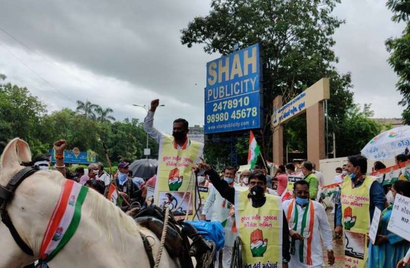 कांग्रेस के प्रदर्शन में जमकर उड़ीं सोशल डिस्टेंसिंग की धज्जियां कांग्रेस के प्रदर्शन में जमकर उड़ीं सोशल डिस्टेंसिंग की धज्जियां