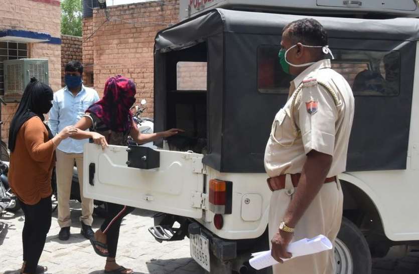 देह व्यापार के लिए दिल्ली से आई दो युवतियां गिरफ्तार देह व्यापार के लिए दिल्ली से आई दो युवतियां गिरफ्तार