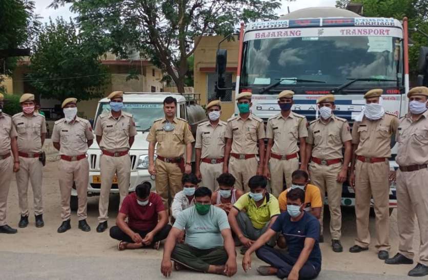 सेहत से खिलवाड़ : देशी घी जितना करते चोरी, उतना ही मिलाते पॉम ऑयल, पुलिस ने धर-दबोचा सेहत से खिलवाड़ : देशी घी जितना करते चोरी, उतना ही मिलाते पॉम ऑयल, पुलिस ने धर-दबोचा