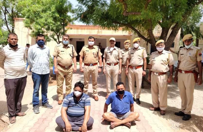 पुलिस ने दबिश दी तो शौचालय में छिपा मिला गैंग का सरगना पुलिस ने दबिश दी तो शौचालय में छिपा मिला गैंग का सरगना