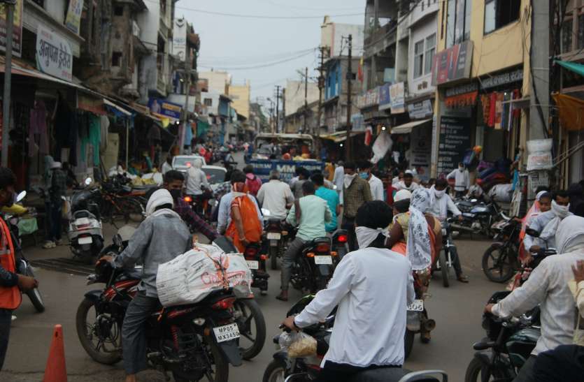 लग्नसरा में बाजार की रौनक बढ़ी, आज आखिरी मुहुर्त लग्नसरा में बाजार की रौनक बढ़ी, आज आखिरी मुहुर्त