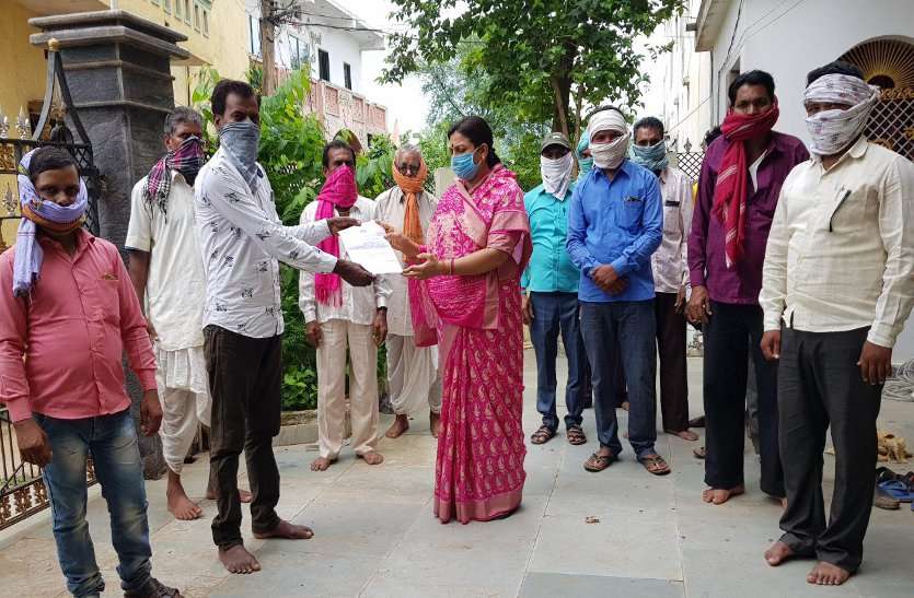 बेमेतरा जिले के इस गांव में भूतों के नाम पर बांट दिया पेंशन, सचिव के करनामे की ग्रामीणों ने खोली पोल बेमेतरा जिले के इस गांव में भूतों के नाम पर बांट दिया पेंशन, सचिव के करनामे की ग्रामीणों ने खोली पोल
