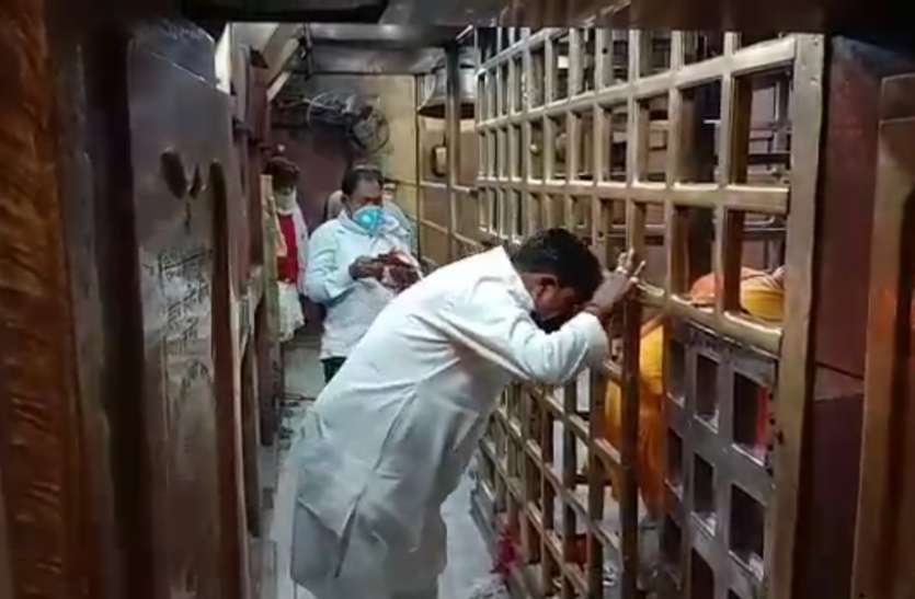 Vindhyachl Mandir विंध्याचल मंदिर तीन महीने बाद आम लोगों के लिए खोला गया, सोशल डिस्टेंसिंग के साथ मास्क लगाकर कराया जा रहा दर्शन