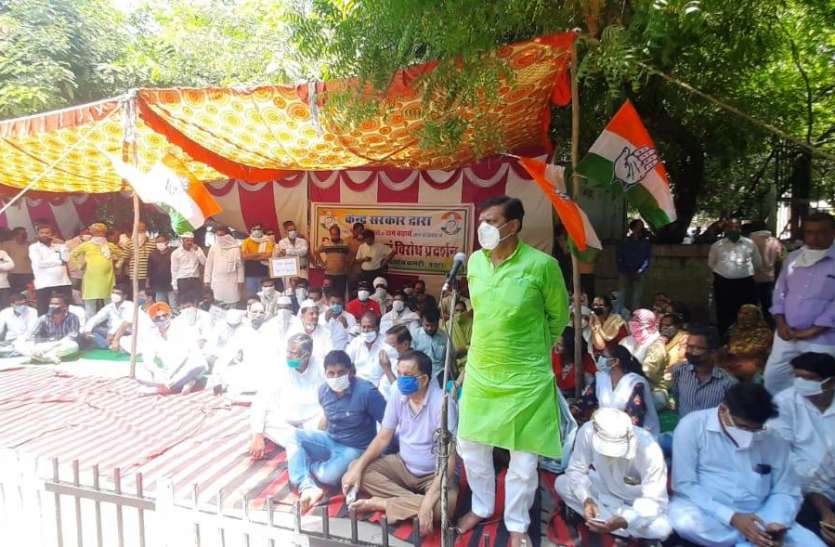 j_1.jpeg पेट्रोल-डीजल की बढ़ती दरों पर गरजी कांग्रेस