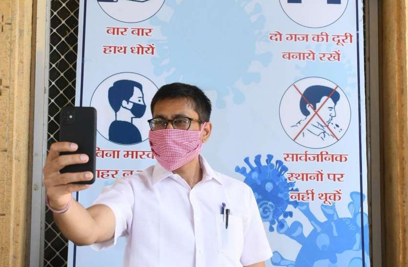 'मैं सतर्क हूं' के संदेश के साथ सेल्फी ली और सोशल मीडिया पर किया अपलोड 'मैं सतर्क हूं' के संदेश के साथ सेल्फी ली और सोशल मीडिया पर किया अपलोड