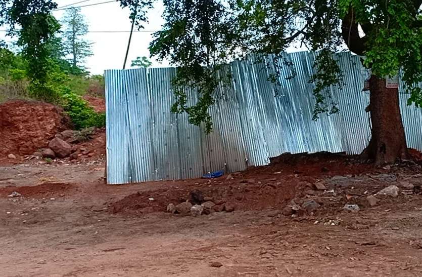 Attempt to capture by putting an iron seat in front of Red Hill. अधिकारियों ने गिरवाए गरीबों के आशियाने, भू-माफिया ने तान दी सीट की दीवार