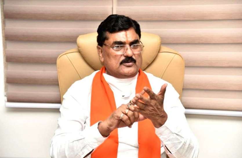 मंत्री बोले, किसानों को बोनी के पूर्व बीज और उर्वरक उपलब्ध कराएं मंत्री बोले, किसानों को बोनी के पूर्व बीज और उर्वरक उपलब्ध कराएं