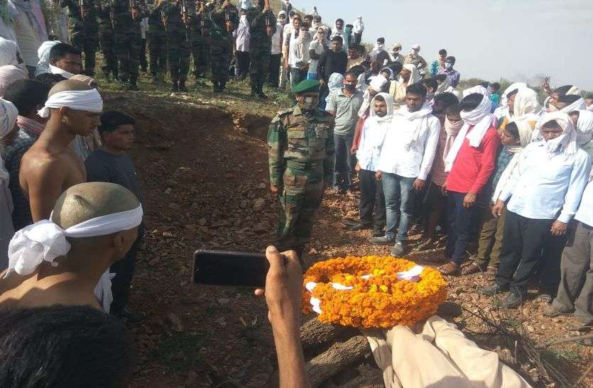 ड्यूटी देने के लिए सीकर से बाइक पर निकल पड़ा आर्मी जवान, रास्ते में ट्रोल की टक्कर से मौत ड्यूटी देने के लिए सीकर से बाइक पर निकल पड़ा आर्मी जवान, रास्ते में ट्रोले की टक्कर से मौत