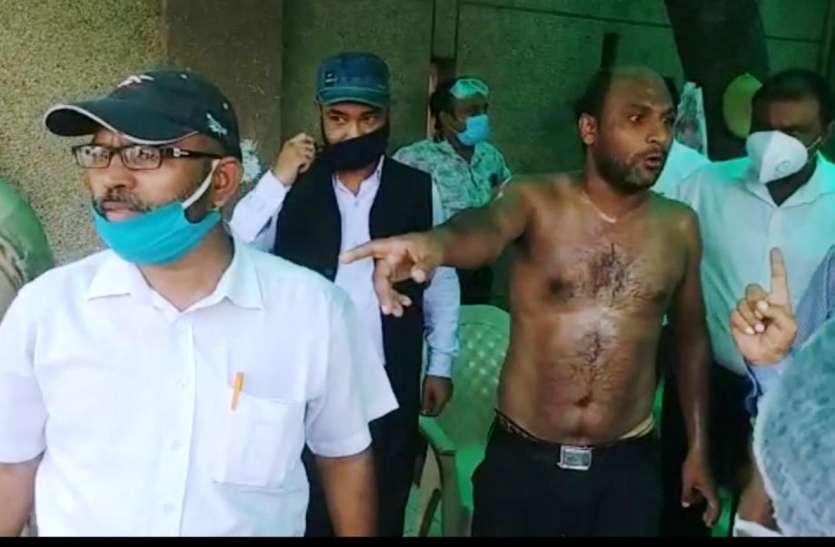 lawyer कोर्ट परिसर में चले जमकर लाठी— डंडे, अधिवक्ता को दबंगों ने पीटा