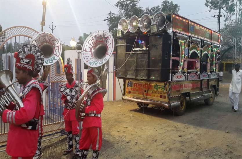 Unemployed band playing in lock down बैंडबाजे वालों ने प्रशासन को सुनाई बेरोजगारी की धुन
