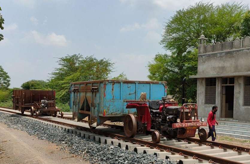 mavli.jpg रेल की पटरी पर दौड़ रहा ट्रेक्टर, की जा रही है माल की ढुलाई