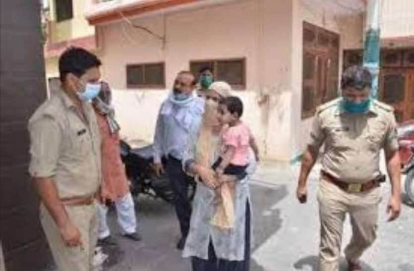 meerut4.jpg ससुराल के सामने धरने पर बैठी कैप्टन की पत्नी, बोली- दरवाजे नहीं खाेले तो कर लूंगी सुसाइड