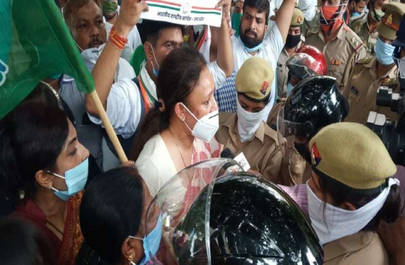 पेट्रोल-डीजल के दाम बढ़ाकर सरकार जनता पर कर रही है महंगाई का वार : प्रियंका गांधी पेट्रोल-डीजल के दाम बढ़ाकर सरकार जनता पर कर रही है महंगाई का वार : प्रियंका गांधी