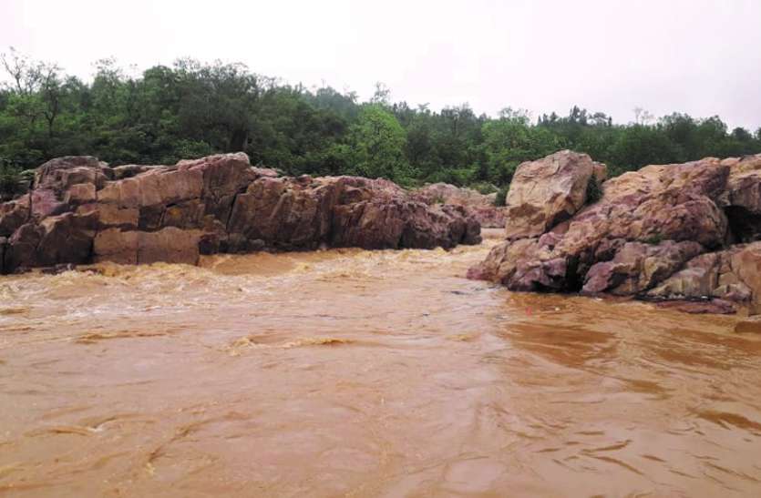 बारिश में बढ़ी पलटन घाट की खूबसूरती, बड़े लाल और काले पत्थरों का है यहां अद्भुत संयोजन बारिश में बढ़ी पलटन घाट की खूबसूरती, बड़े लाल और काले पत्थरों का है यहां अद्भुत संयोजन
