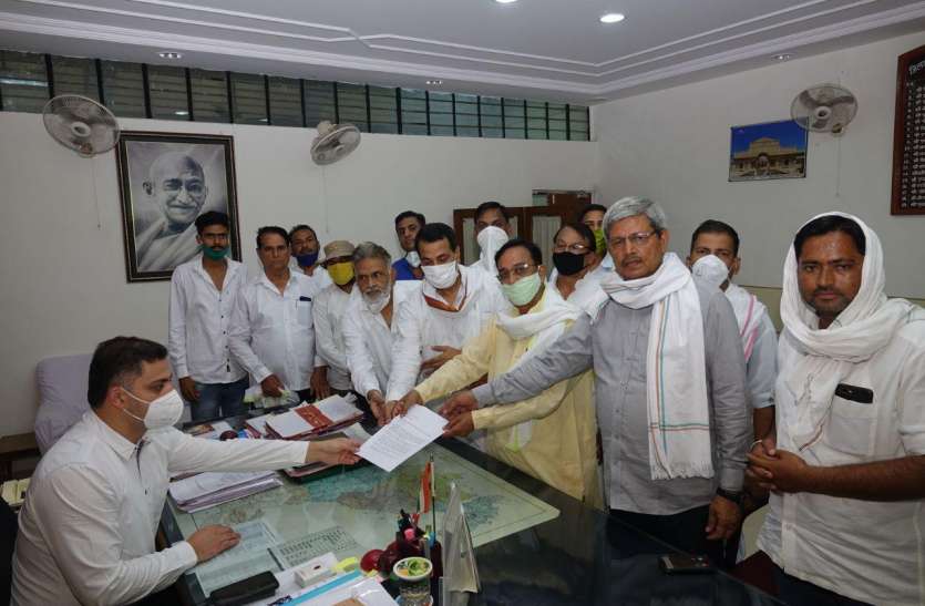 पेट्रोल-डीजल के बढ़े दामों के विरोध में उतरी कांग्रेस पेट्रोल-डीजल के बढ़े दामों के विरोध में उतरी कांग्रेस