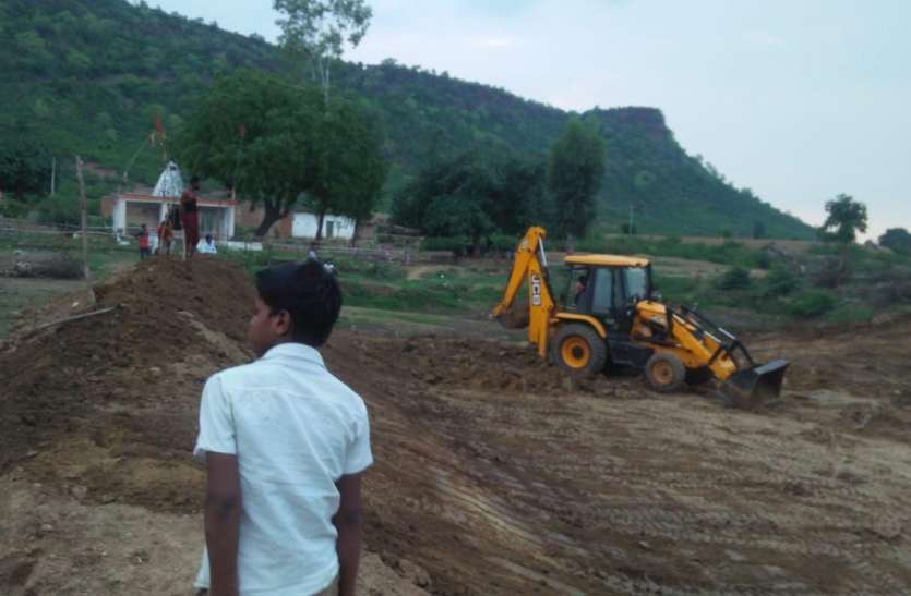 Gram Panchayat Secretary's arbitrariness in MNREGA construction मनरेगा में धांधली: जेसीबी से बनवा लिया खेत तालाब, मनरेगा में मजदूरी के लिए मुंह ताकते रह गए मजदूर