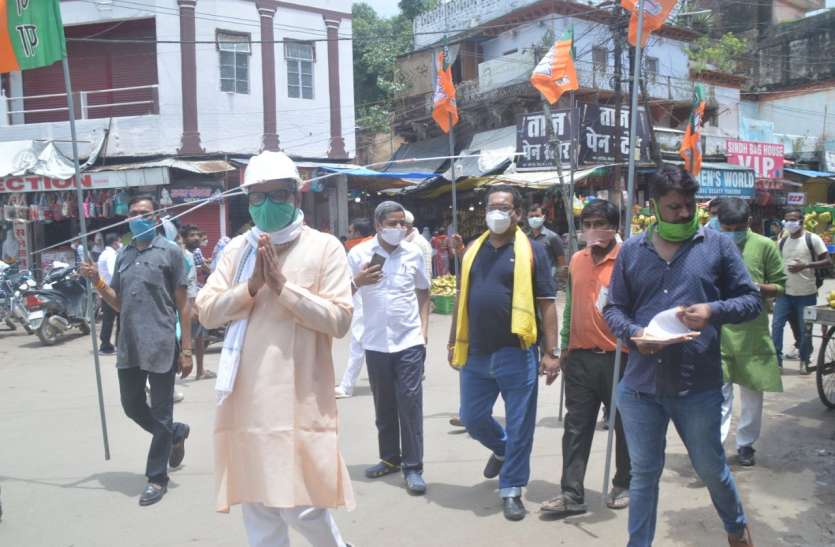BJP MPs arrived in the city wearing unique helmets कोरोना संक्रमण से जागरुक करने भाजपा सांसद अनोखा हेलमेट पहनकर शहर में निकले