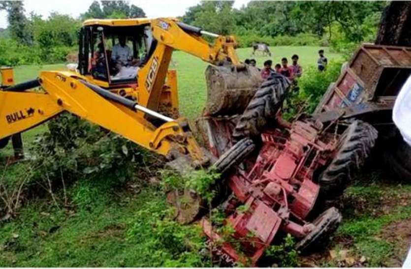 patrika बारात लेकर लौट रही ट्रैक्टर ट्राली अनियंत्रित होकर पलटी, एक मृत
