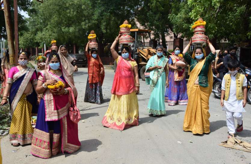 Neither the band nor the horse is getting married again ना बैंड बाजा और ना ही घोड़ी, फिर भी हो रही शादी