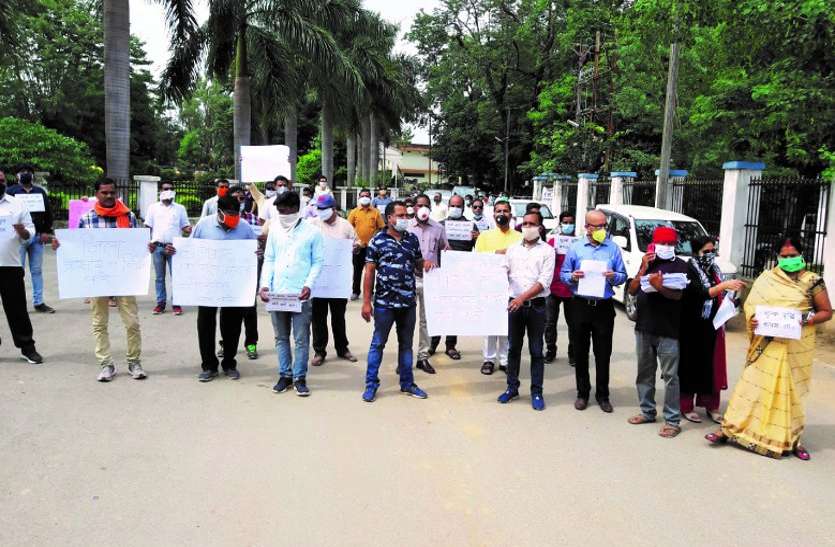 निजी स्कूलों की मनमानी के खिलाफ पोस्टर लेकर अभिभावकों का मौन प्रदर्शन, ऑनलइन क्लास पर कहा- राजधानी की तरह जारी हो आदेश निजी स्कूलों की मनमानी के खिलाफ पोस्टर लेकर अभिभावकों का मौन प्रदर्शन, ऑनलइन क्लास पर कहा- राजधानी की तरह जारी हो आदेश