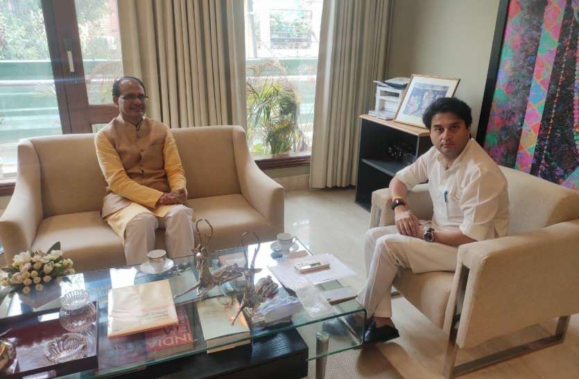 sindhiya_sivraj.jpg कैबिनेट विस्तार से पहले ज्योतिरादित्य सिंधिया ने सीएम सहायता कोष में दिए 30 लाख रुपए, कांग्रेस बोली-तेरा तुझको अर्पण