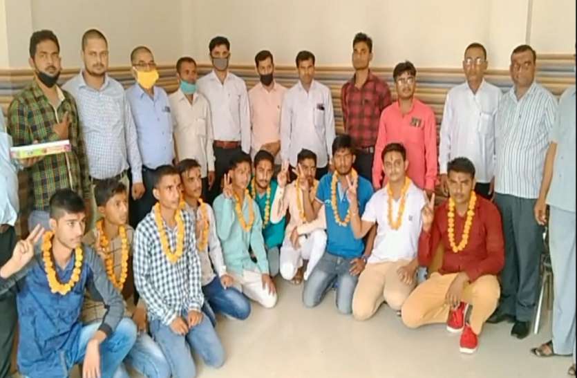 मेधावी छात्र छात्राओं को यहां इस तरह किया गया सम्मानित, मुख्य अतिथि ने कहा कि यही बच्चे.... मेधावी छात्र छात्राओं को यहां इस तरह किया गया सम्मानित, मुख्य अतिथि ने कहा कि यही बच्चे....