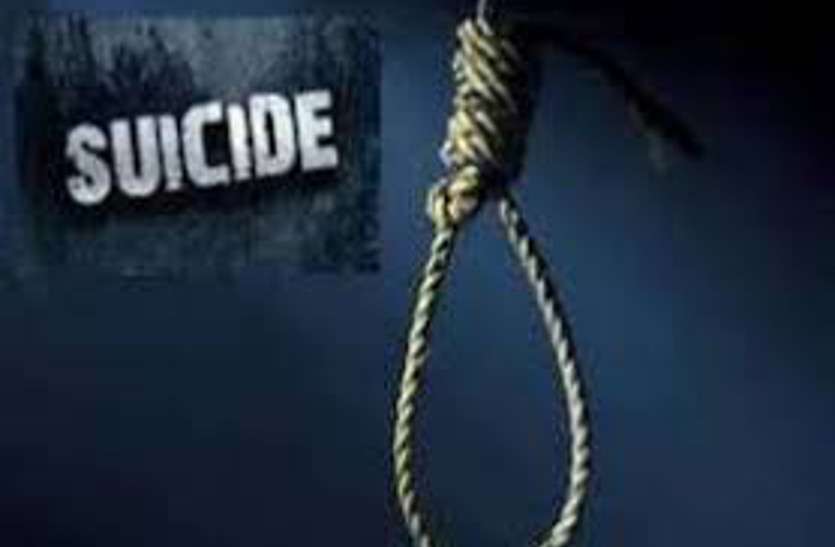 2 साल पहले युवक ने की थी लव मैरिज, रात में घर से निकला और सुबह पेड़ पर लटकी मिली लाश 2 साल पहले युवक ने की थी लव मैरिज, रात में घर से निकला और सुबह पेड़ पर लटकी मिली लाश