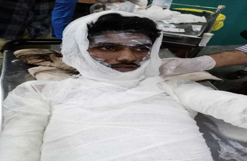 सीएम हाउस के सामने आत्महत्या का प्रयास करने वाला युवक का उपचार जारी, स्थिति खतरे से बाहर सीएम हाउस के सामने आत्महत्या का प्रयास करने वाला युवक का उपचार जारी, स्थिति खतरे से बाहर