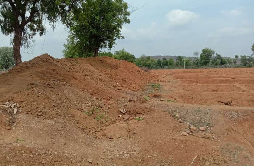 Workers are being forced to flee again दिन में मजदूर तो रात में जेसीबी से हो रहा तालाब का निर्माण कार्य
