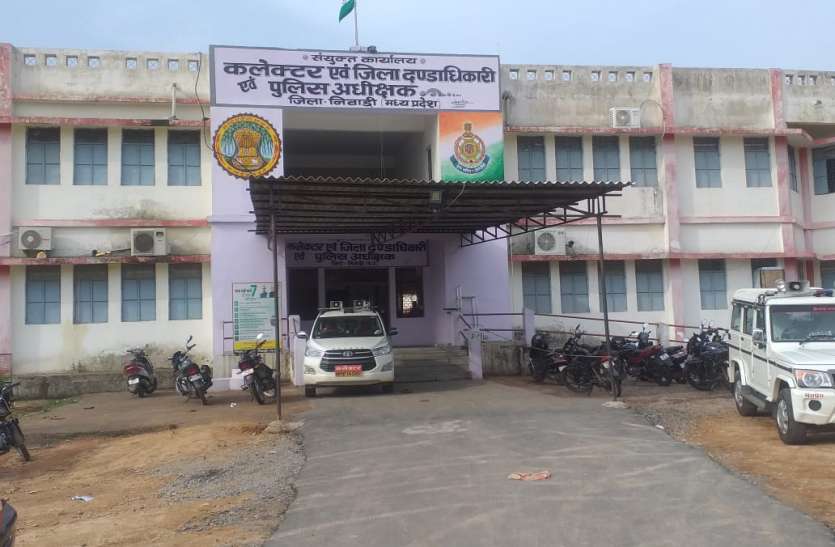 But creamy works are being done all over Tikamgarh कागजी कार्यों के लिए शिक्षा विभाग ने बना दिया निवाड़ी जिला