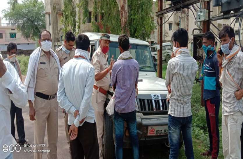 Murder in sand trafficking रेत के विवाद पर पिता-पुत्र की हत्या, ट्रैक्टर में लगाई आग
