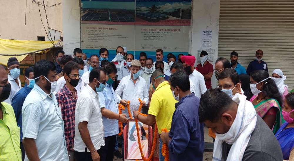 स्वास्थ्य मंत्री की बड़ी बहन का निधन, खबर मिलते ही कांग्रेस ने विरोध प्रदर्शन किया स्थगित, दी श्रद्धांजलि