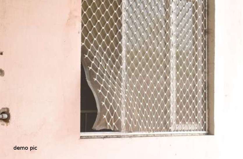 Two prisoners escaped from prison isolation ward in sirohi जेल प्रशासन की लापरवाही उजागर, जेल के आइसोलेशन वार्ड की जाली काटकर भागे दो बंदी