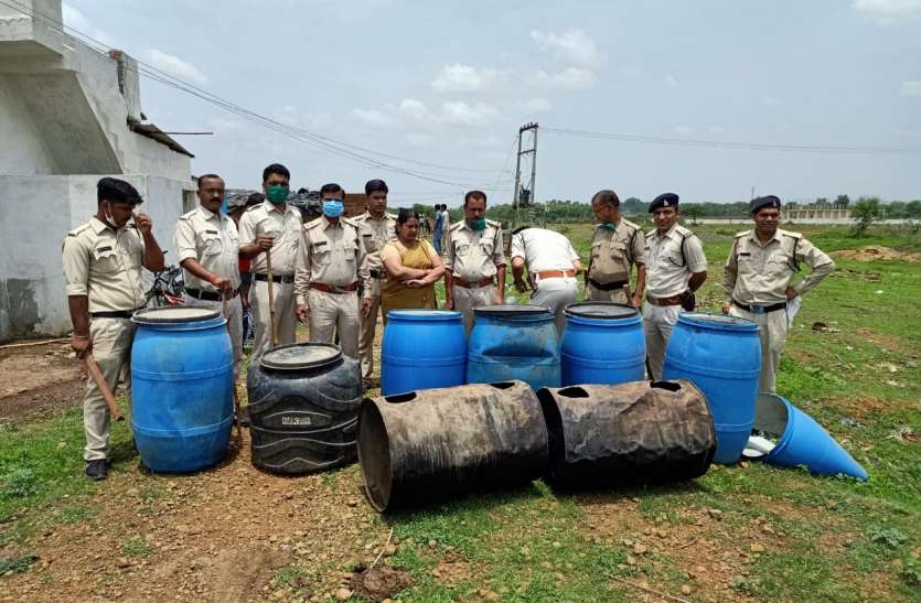 टीम पहुंची तो मची भगदड़, ड्रमों में भरी सैंकड़ों लीटर शराब बहाई टीम पहुंची तो मची भगदड़, ड्रमों में भरी सैंकड़ों लीटर शराब बहाई