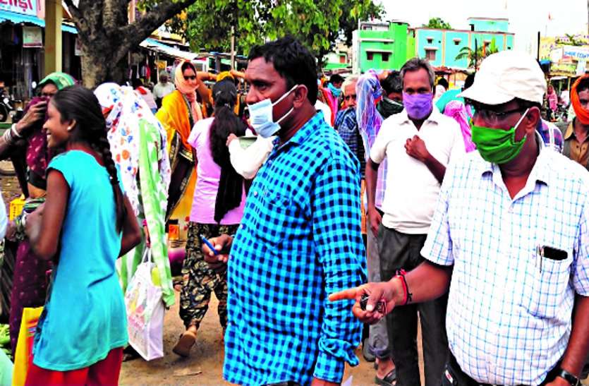 Strict instructions to shopkeepers, if goods given to customers without wearing masks, then strict action will be taken ... दुकानदारों को दिए सख्त निर्देश, यदि बिना मास्क पहने ग्राहकों को सामान दिया तो होगी कार्रवाई ...