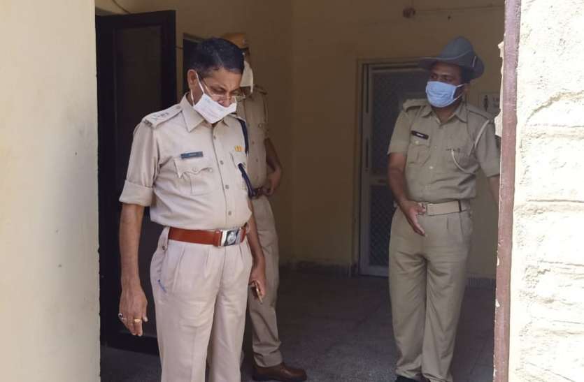 जेल के आइसोलेशन वार्ड की जाली काटकर भागे दो बंदी, जेल प्रशासन की लापरवाही उजागर जेल के आइसोलेशन वार्ड की जाली काटकर भागे दो बंदी, जेल प्रशासन की लापरवाही उजागर