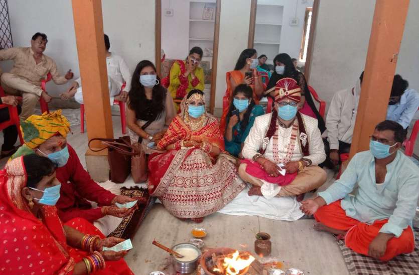 आखिरी अबूझ मुहूर्त पर रही शादी-ब्याह की धूम आखिरी अबूझ मुहूर्त पर रही शादी-ब्याह की धूम