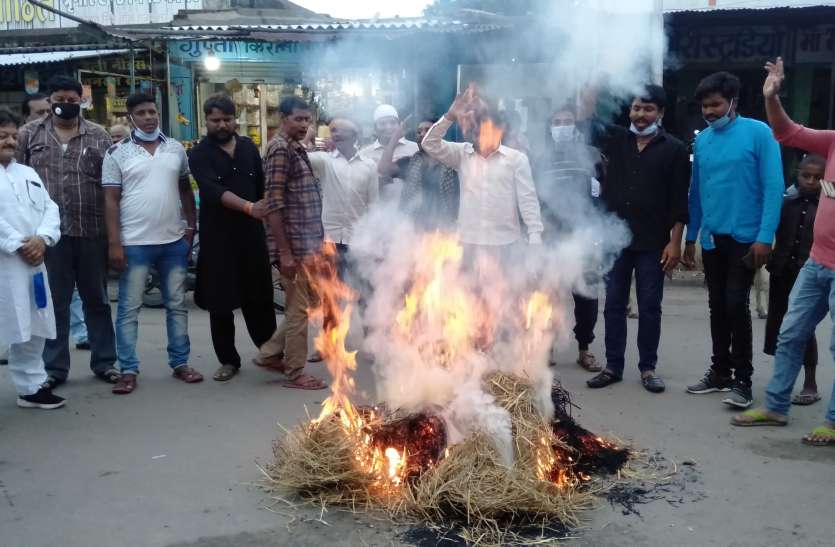 मंडला गोलीकांड और सरकार गिराने के विरोध में कांग्रेस ने मनाया काला दिवस मंडला गोलीकांड और सरकार गिराने के विरोध में कांग्रेस ने मनाया काला दिवस
