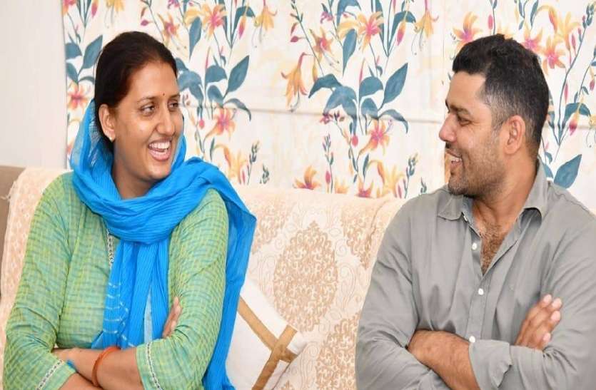 Ashok Chandana met Krishna Poonia in Churu, See Pictures PICS: जब ‘पोलो खिलाड़ी’ मंत्री Ashok Chandana पहुंचे ‘डिस्कस थ्रो खिलाड़ी’ विधायक Krishna Poonia के घर