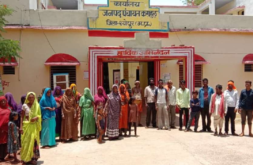 पानी समस्या से जूझ रहे आधा सैंकड़ा आदिवासी परिवारों ने घेरी जनपद पानी समस्या से जूझ रहे आधा सैंकड़ा आदिवासी परिवारों ने घेरी जनपद
