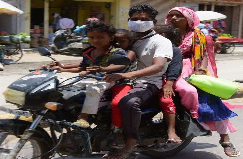 दुपहिया वाहनों पर चार से पांच सवारियां दुपहिया वाहनों पर चार से पांच सवारियां